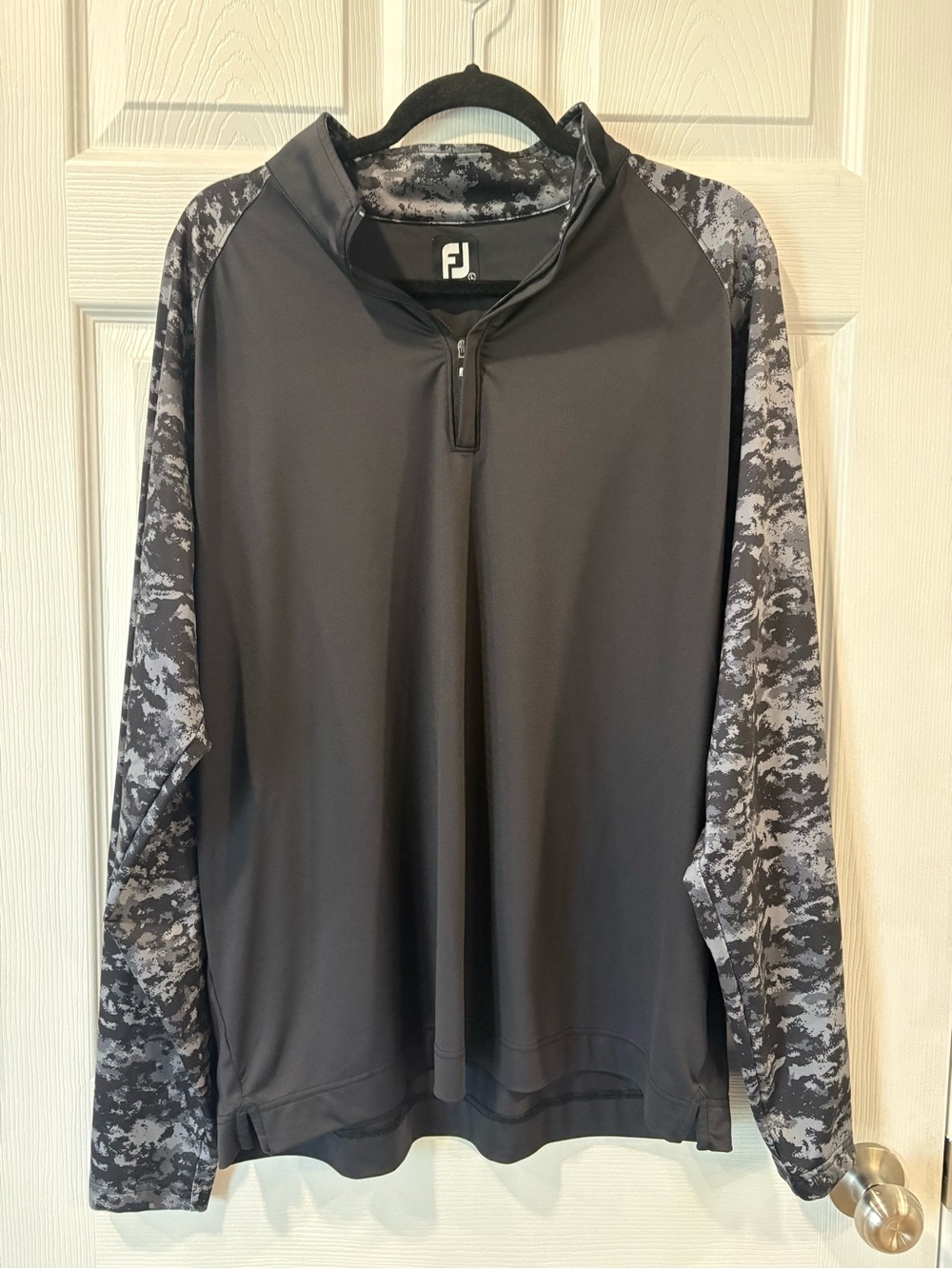 FootJoy Men's Black Quarter-Zip Performance Jacket with Camouflage Sleeves Large
